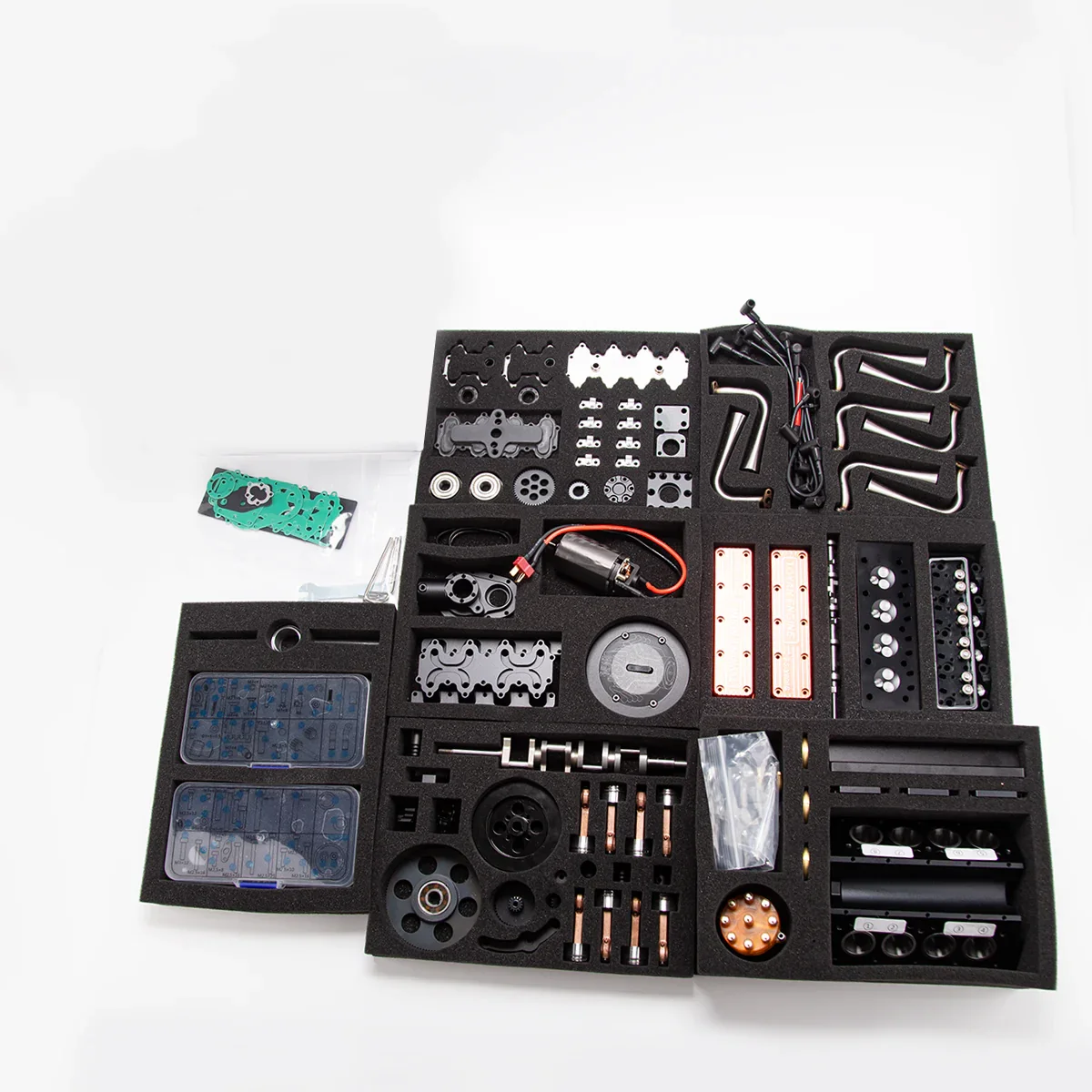 TOYAN FS-V800WGPC組立キットの金属部品と工具が整列した状態