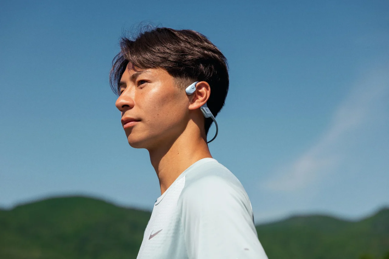 Shokzアスリート赤﨑暁選手がイヤホンを装着し走る姿
