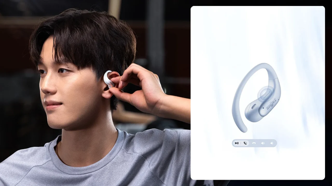 男性がShokz OpenFit Air 2を装着し、イヤーフック形状のイヤホンと操作アイコンが写る
