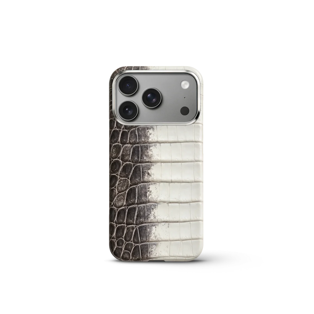 iPhone Case 17/18 - Crocodile - Himalayaの背面。白と黒の鱗模様が混在するクロコダイルレザーと、高光沢アルミフレームの三眼