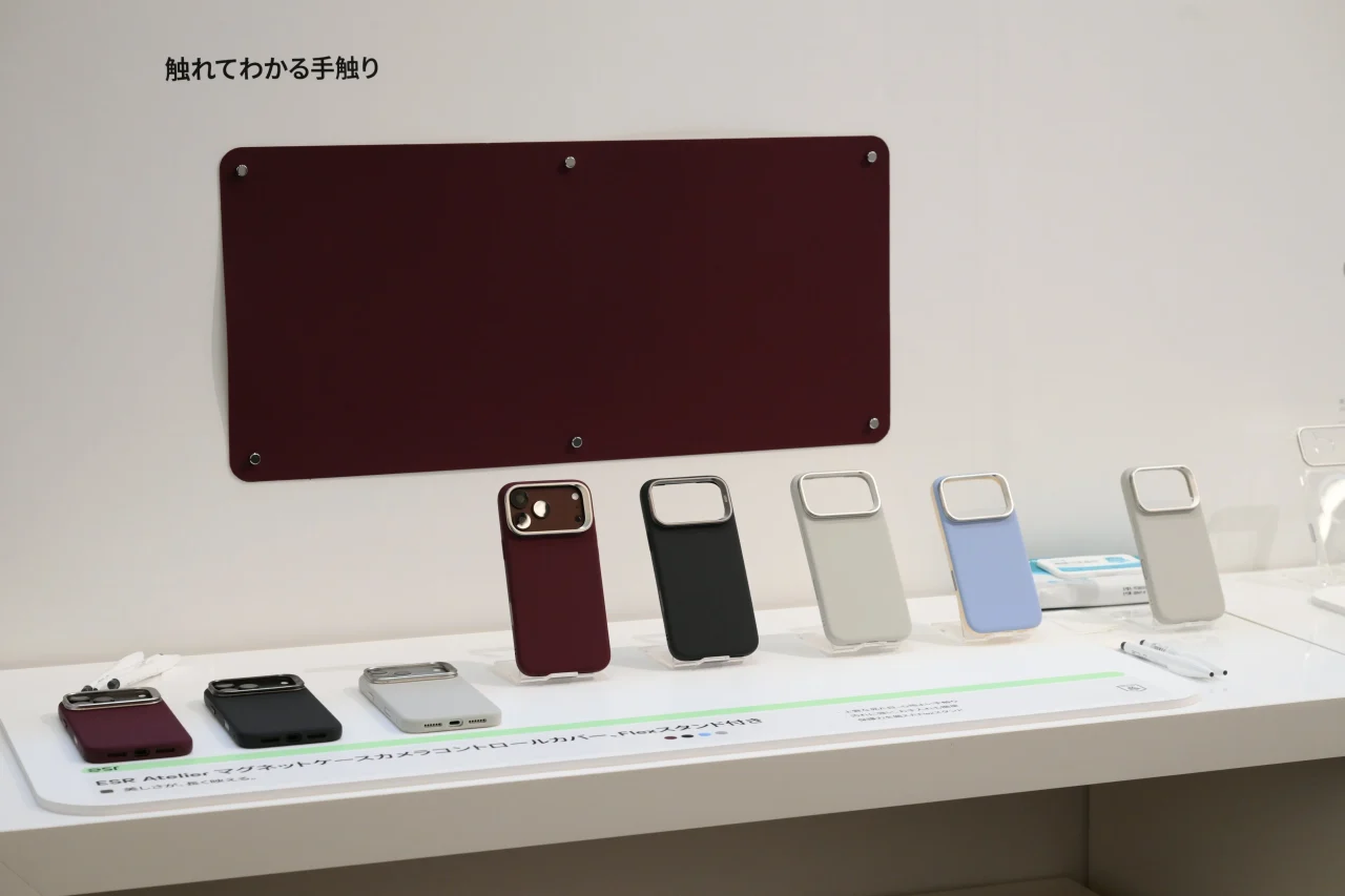 ESR Labでシリコーンレザーの防汚性をテストする展示