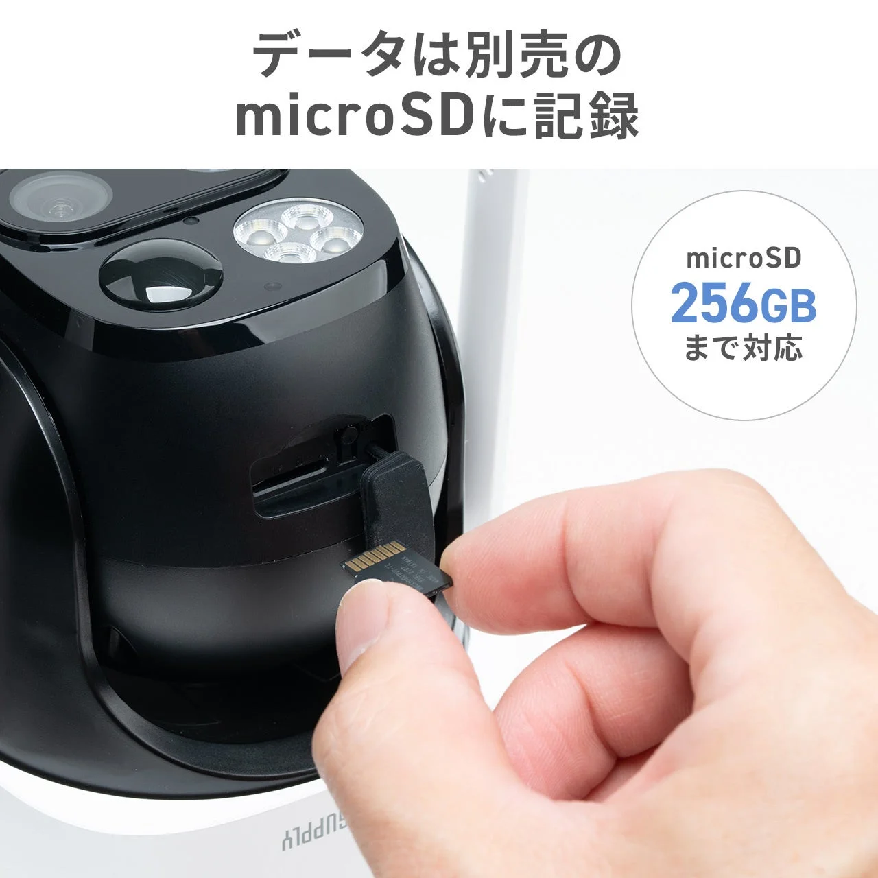 400-SSA014のmicroSDカードスロットにカードを挿入する様子