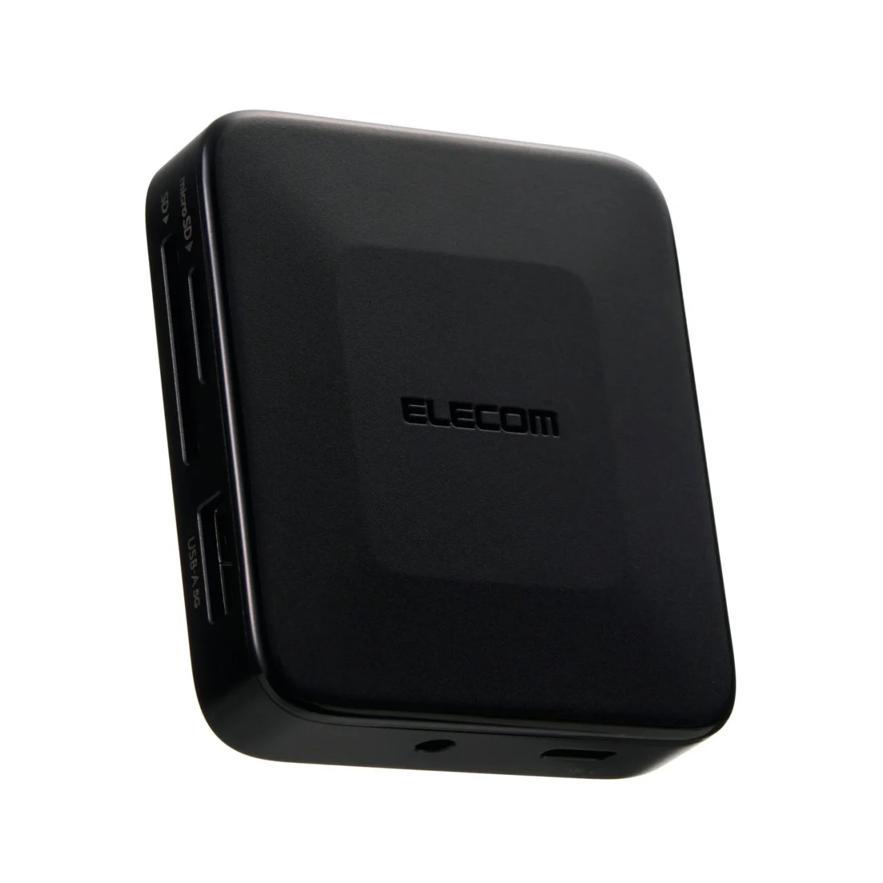 MAGKEEP 7in1 ドッキングステーションの黒い本体。ELECOMロゴと側面のポートが写る。