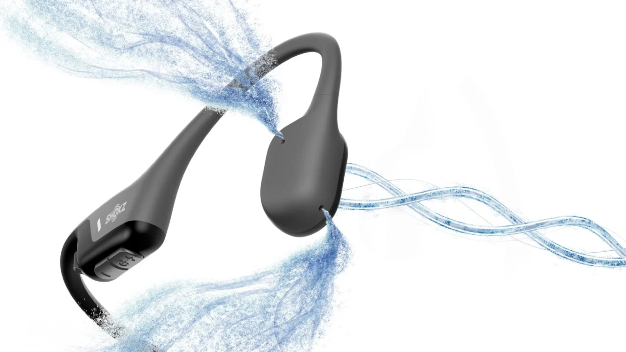 Shokz OpenRun Air 2の黒い骨伝導イヤホンと水しぶき