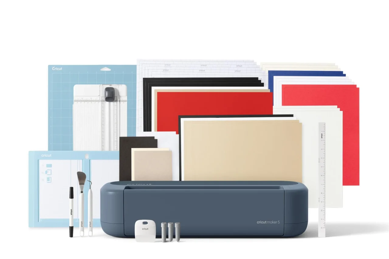 Cricut Maker 5本体と付属品、素材サンプルが並ぶ製品概要画像