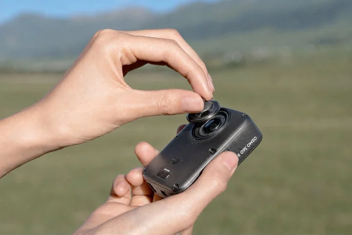 DJI Osmo 360 IIのレンズを交換する様子