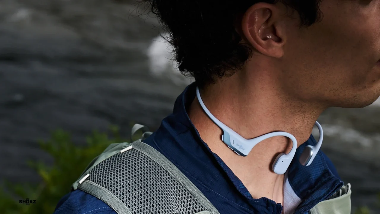 屋外でShokz OpenRun Air 2を装着した人物の横顔と首元