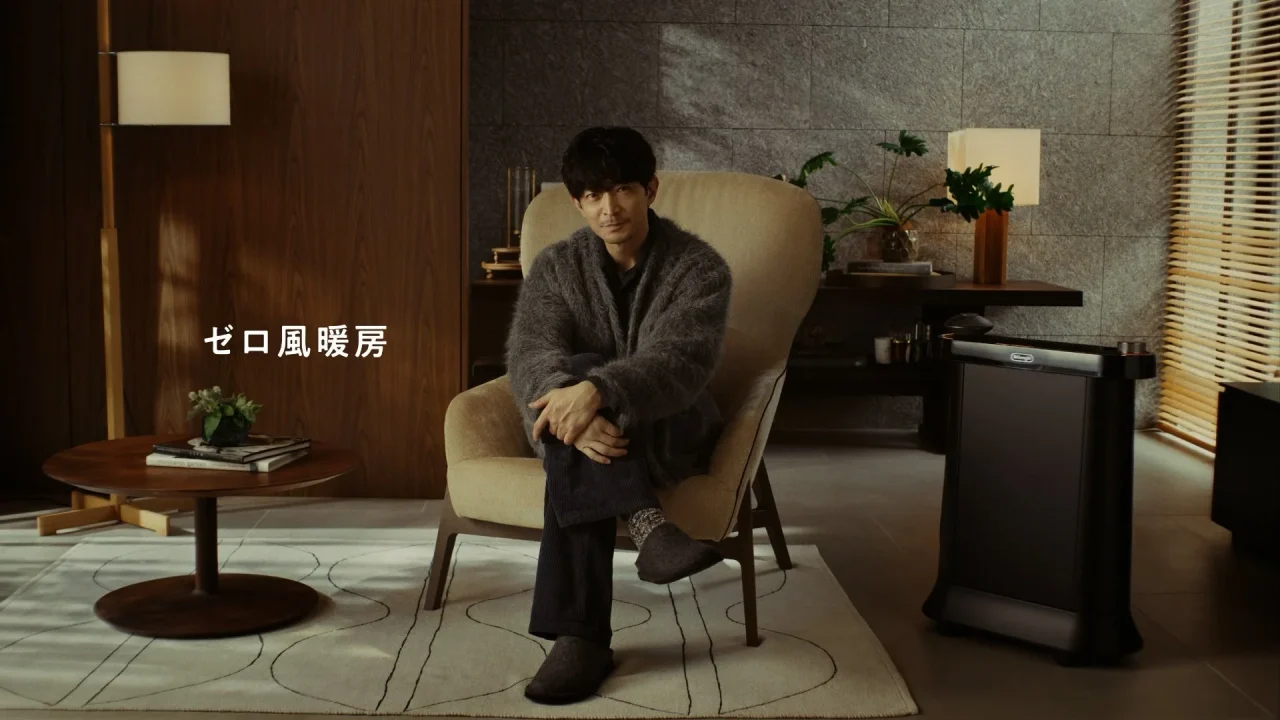 デロンギヒーターCM「Well Warming」篇のストーリーボード#9。室内で椅子に座る男性と、右