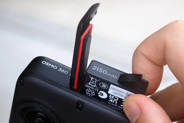 DJI Osmo 360 IIのバッテリーを脱着する様子