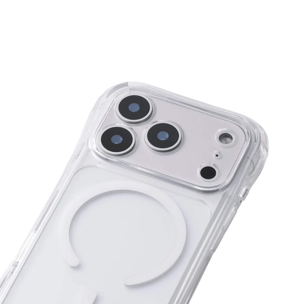 ZEROSHOCK LIGHTシリーズのiPhoneケース。透明な背面とカメラ部分のアップ。