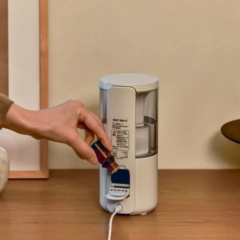 加湿器背面のポケットにアロマオイルを垂らしている様子