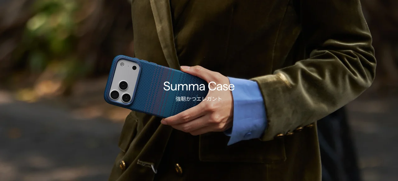 Summa Caseの青い織り柄ケースを手に持った利用シーン