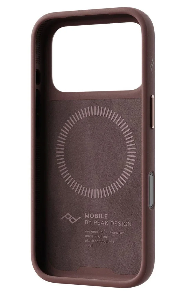 エブリデイ ケース ノンスリムリンク（ダスク）の背面。円形の刻印とロゴが施されたブラウン系のスマートフォンケース。