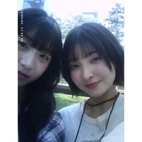 フィルター効果が適用された女性二人の自撮り写真