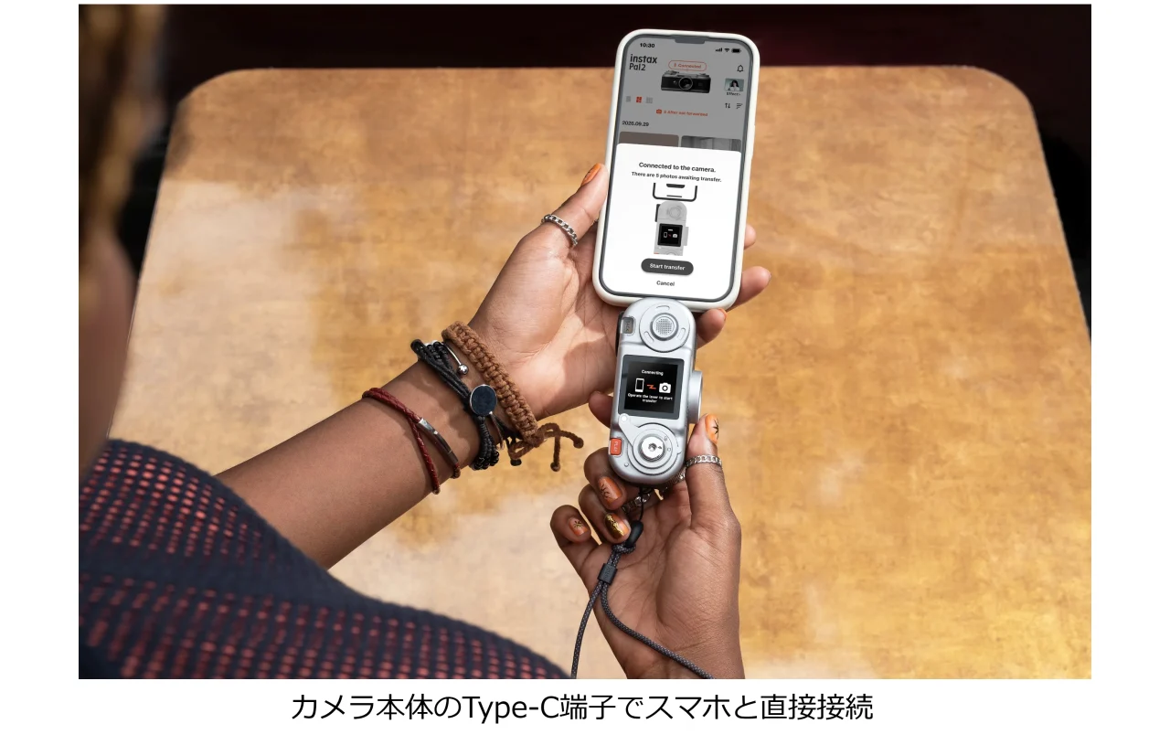 instax Pal 2をスマホに接続し、専用アプリで画像転送を行う様子