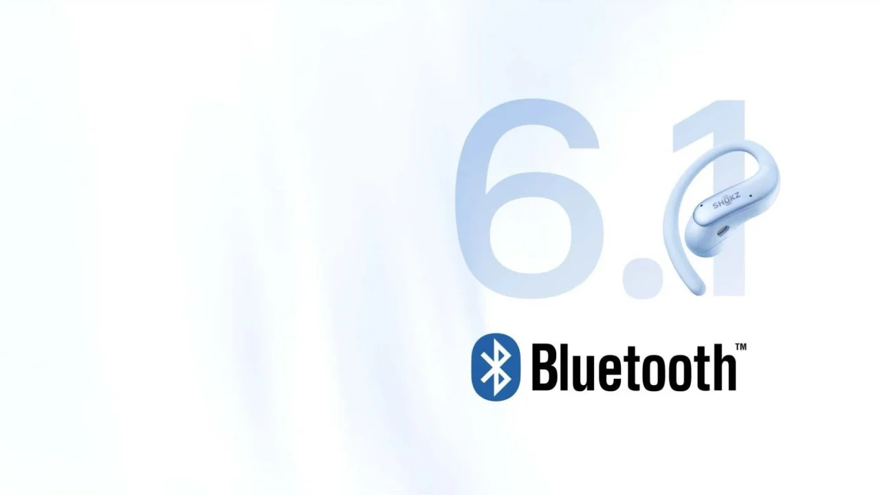 Bluetooth 6.1のロゴと、淡い水色のオープンイヤー型イヤホン