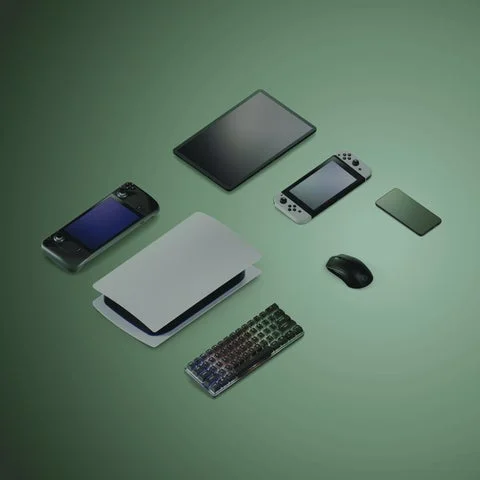 様々なゲーム機器と並べられたArctis GameBuds
