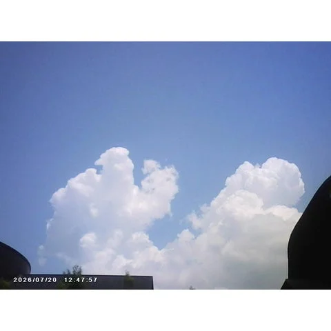 フィルター効果が適用された青空と雲の写真