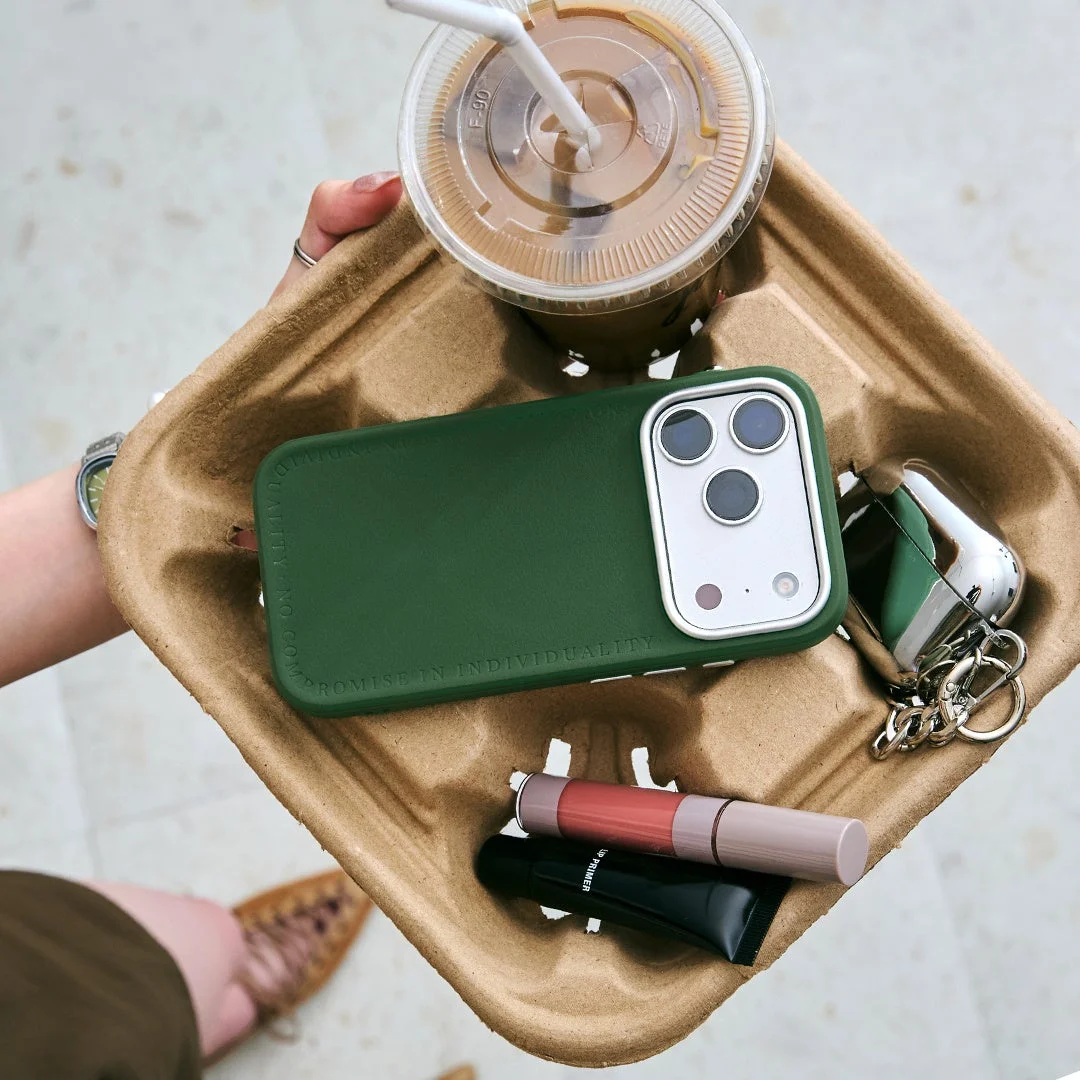 Serelu（セレル）のダークグリーンiPhoneケースを紙製トレイに配置した写真