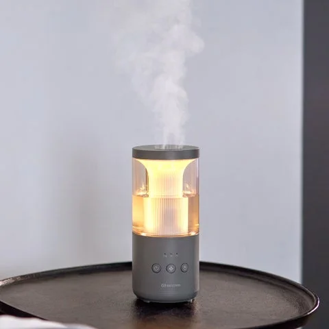 テーブルに置かれたダークグレーの加湿器