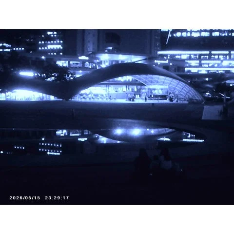 夜景にフィルター効果が適用された写真