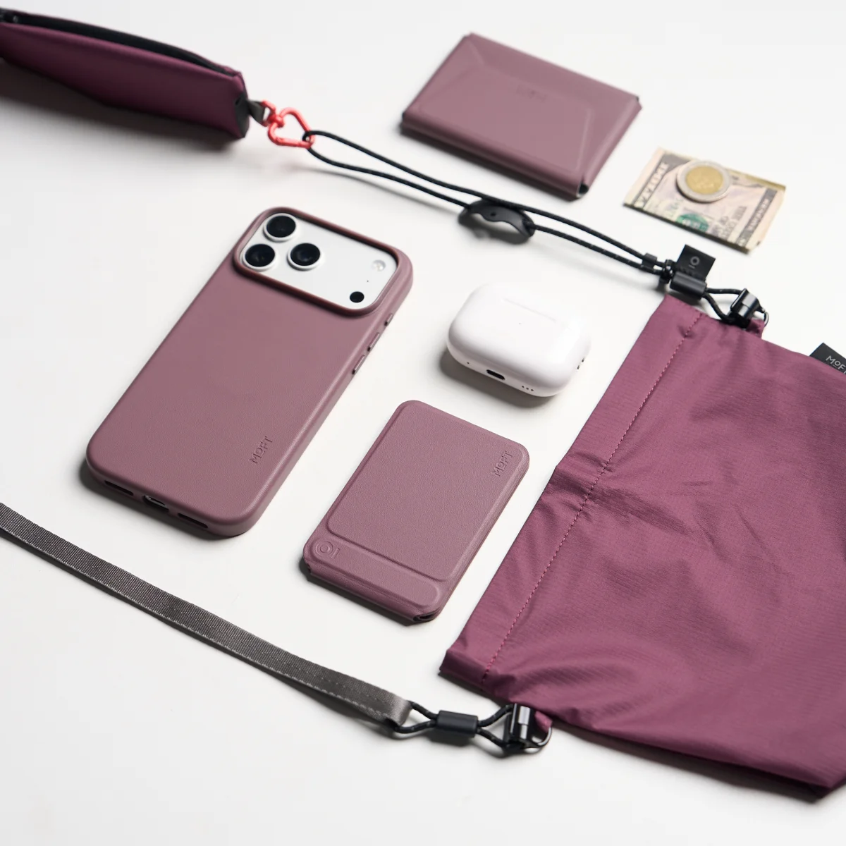 MOFT パッカブルマルチストラップとスマホケース、ポーチを並べた写真