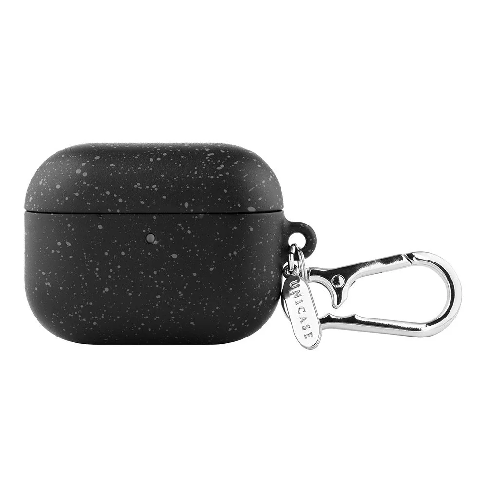 UNICASE Stone AirPods Pro 3 Caseのブラックカラー。黒い斑点模様のケースに金属製カラビナが取り付けられています。