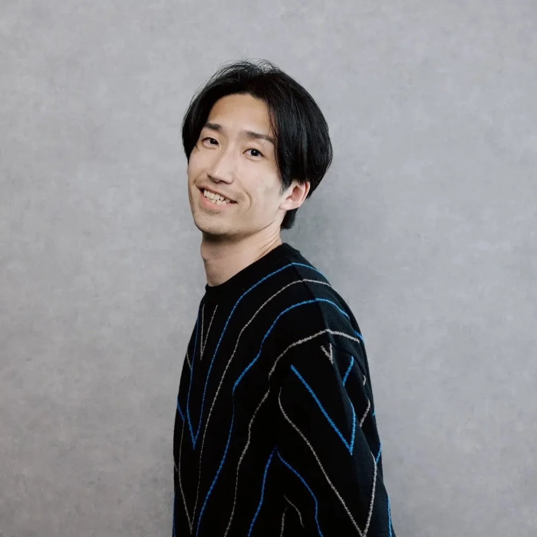 黒いストライプ柄のセーターを着た男性のポートレート