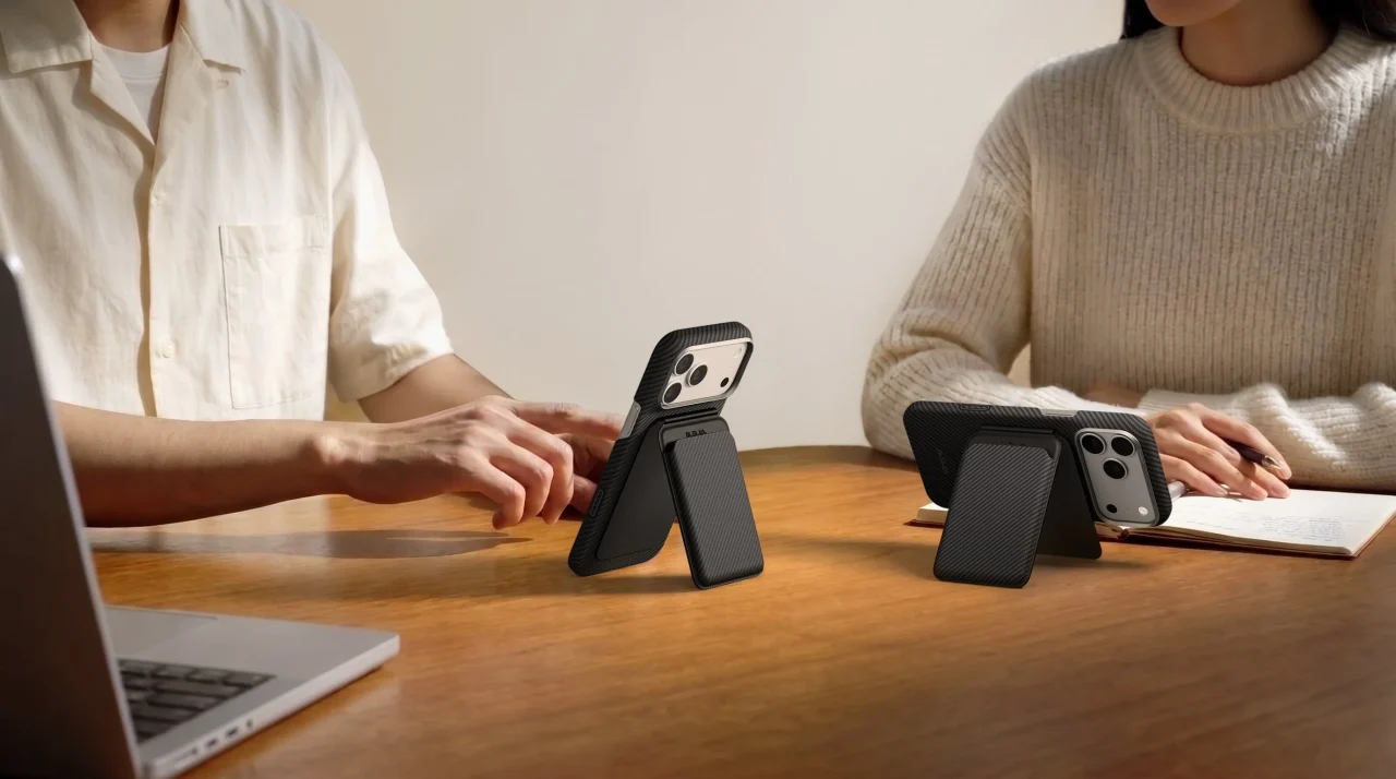 Magnetic Stand Woven Walletを二つ折りスタンドとして使用し、iPhoneを縦置き・横置きする様子