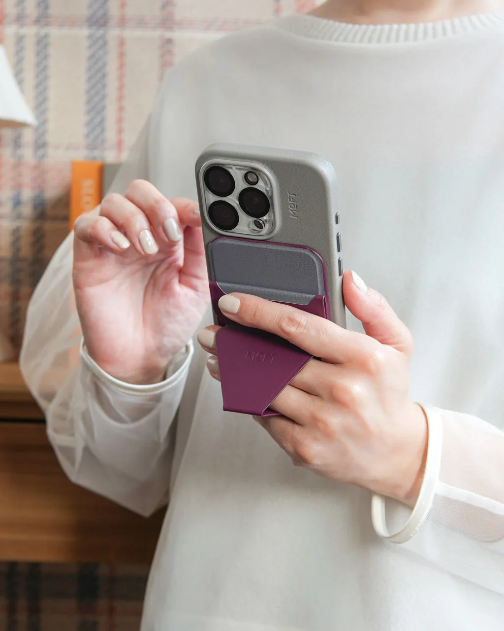 MOFT Snap-Onスマホスタンド AERAを装着したiPhoneを手に持った様子