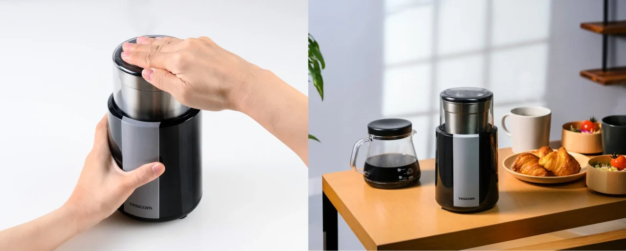 コーヒーミルTEC-A01LMのフタ操作と吸盤付き底面による安定した使用シーンを示す画像