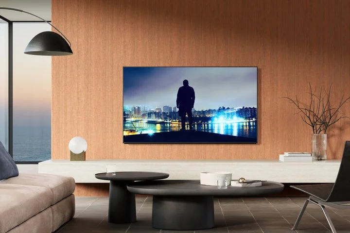 リビングルームに設置されたBRAVIA 8 IIシリーズのテレビ