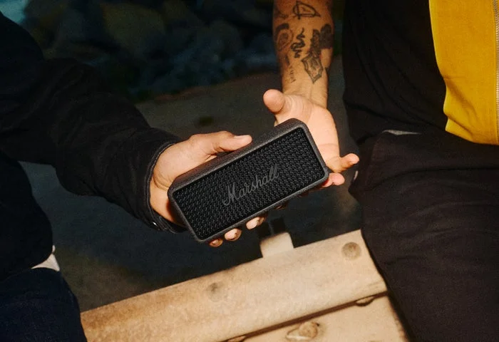 手に持たれたMarshallのポータブルスピーカー