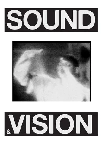 「SOUND & VISION」の文字とモノクロの映像インスタレーション