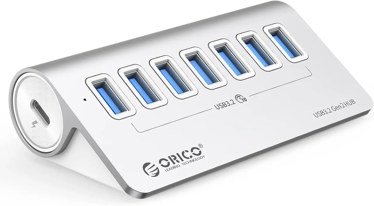 ORICO 7ポートUSBハブのシルバーアルミ製本体と7つのUSBポート