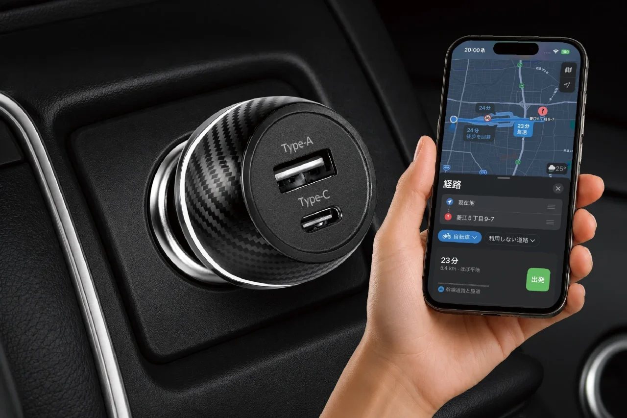 車内シガーソケットに装着されたカーチャージャーと、地図アプリを表示するスマホ