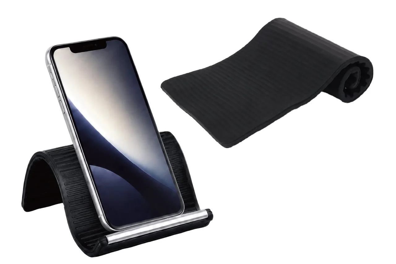 スマホを斜めに立てた黒いマルチスマホスタンドと、丸めた状態の同製品