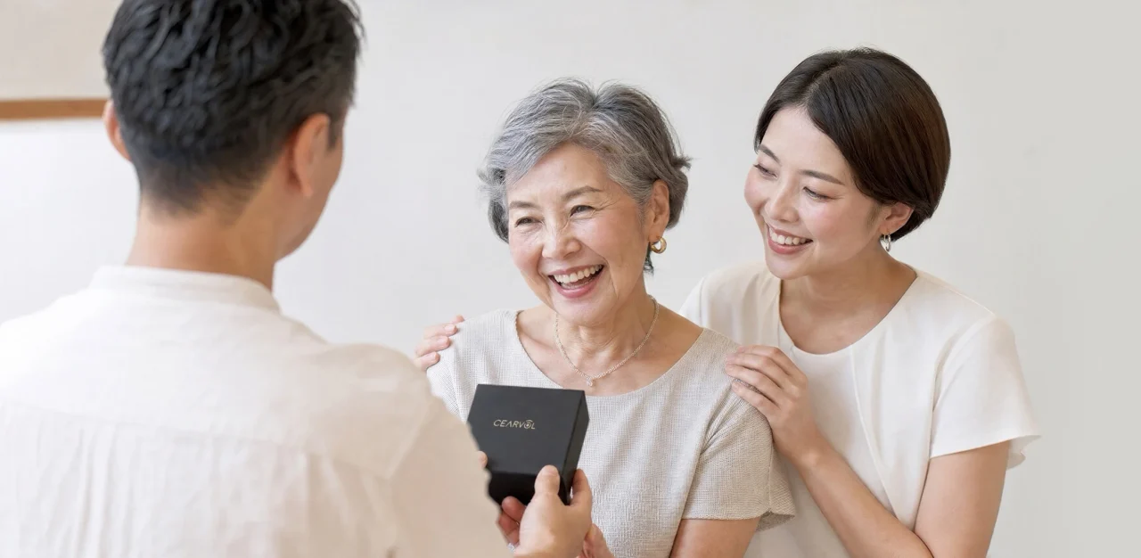 Cearvolの黒い箱を受け取るシニア女性と笑顔で支える家族