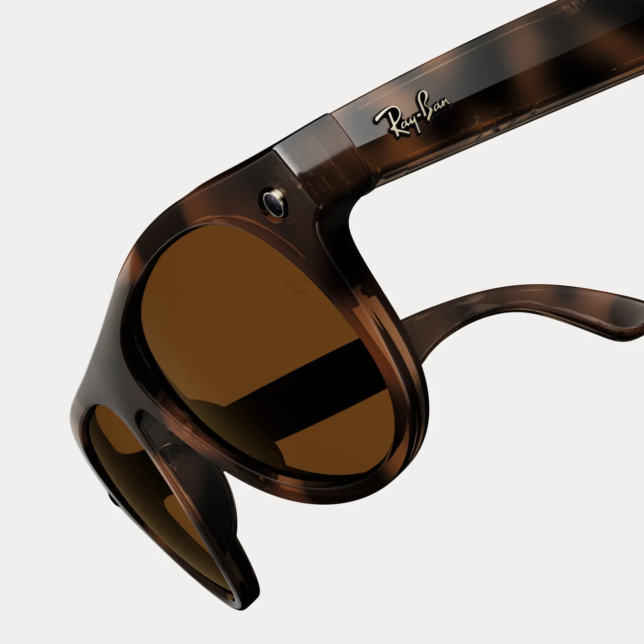 Ray-Ban Meta (Gen 3) Aviatorのブラウンフレームとレンズの斜めアップ