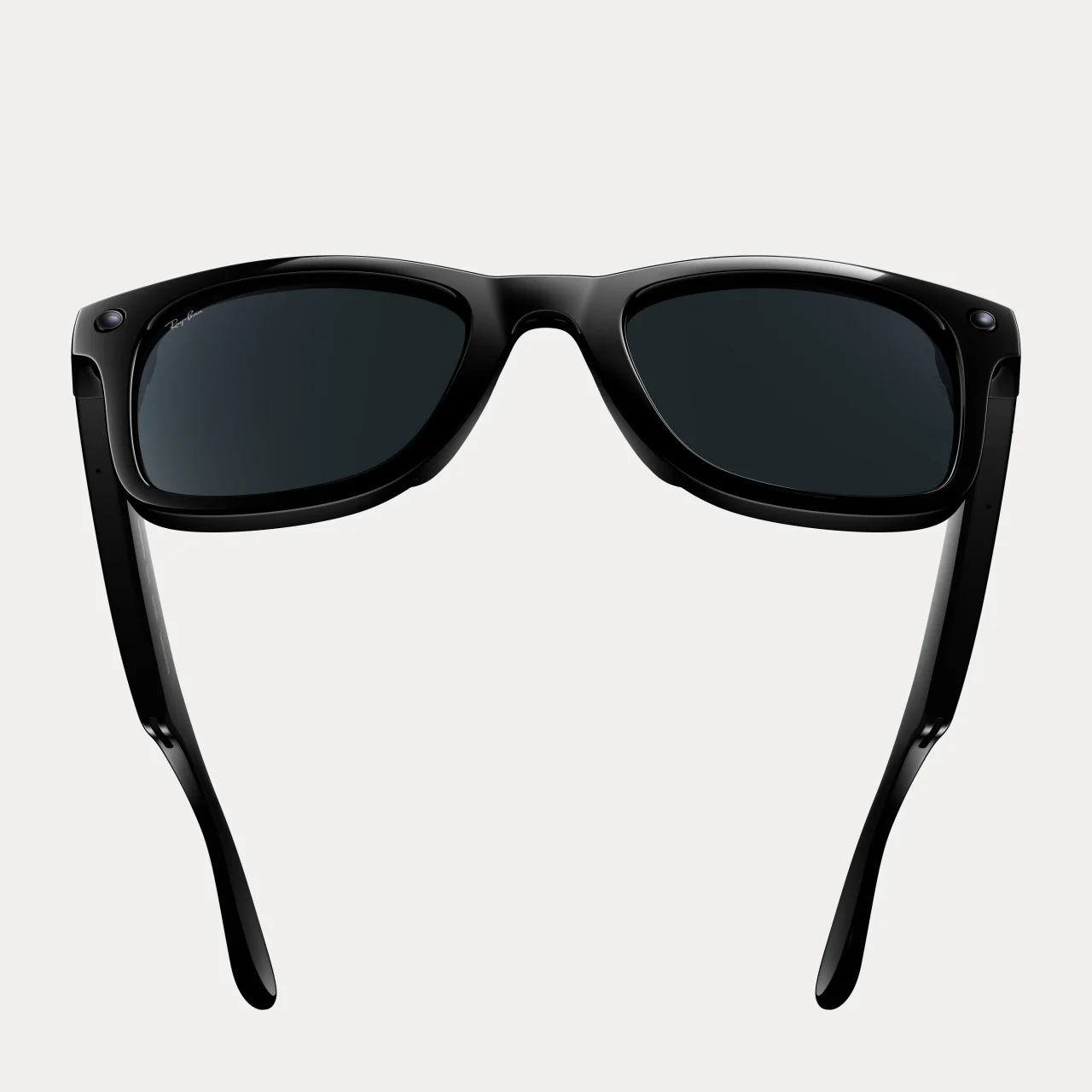 Ray-Ban Meta (Gen 3) Wayfarerの黒いフレームとレンズ
