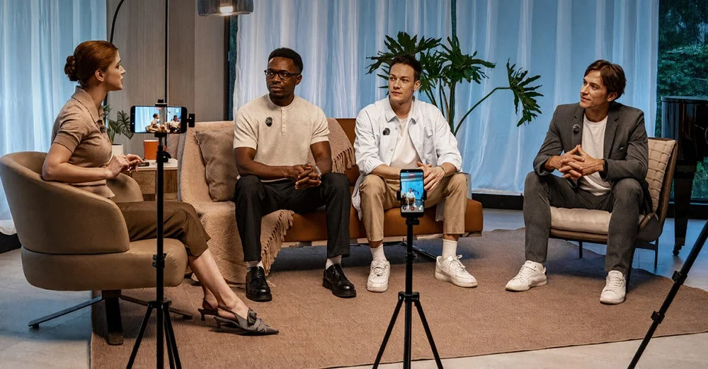 Lark M3の複数人・マルチカメラ撮影対応を示す、4人の出演者がマイクを装着し、スマートフォンで収録する室内のシーン