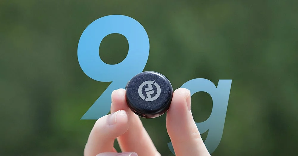 Lark M3の送信機を指で持ち、9gの軽さを示す画像