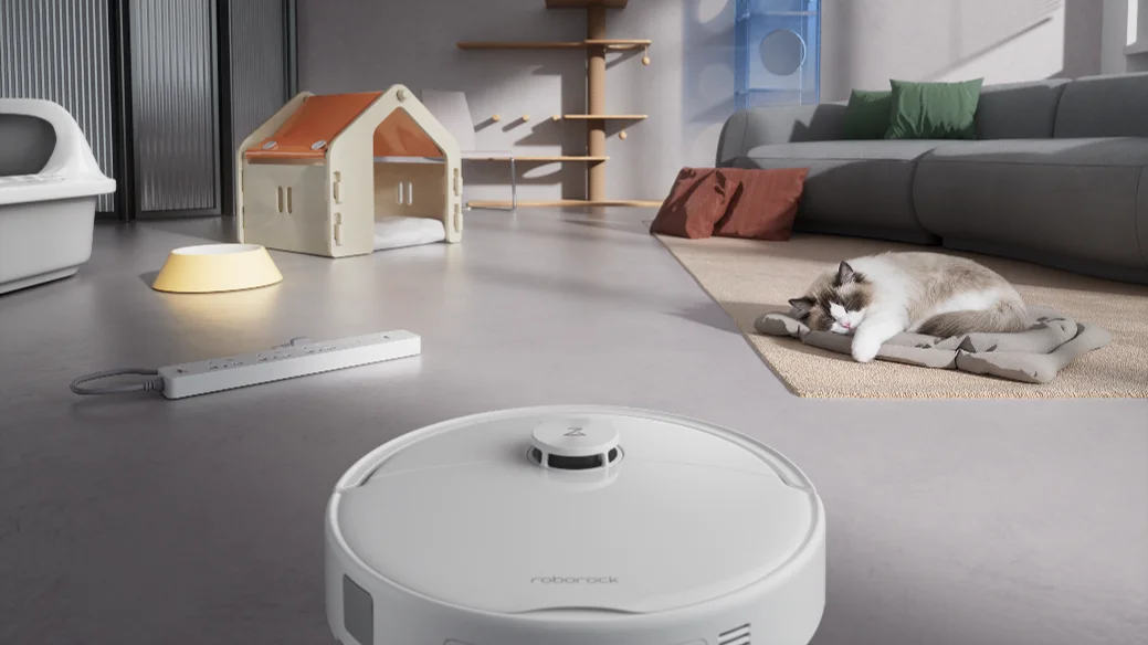 Roborock Qrevo 2 Proが猫と小物が置かれたリビングの床で障害物回避する様子