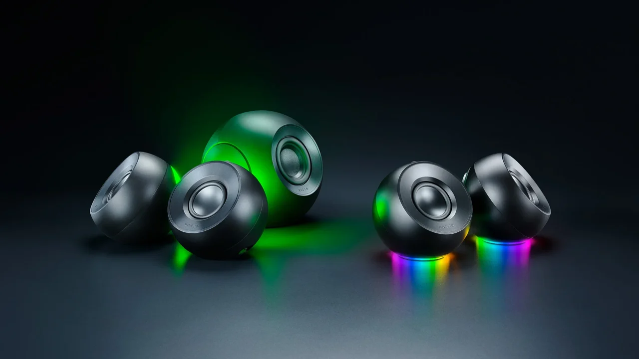 Razer Makoシリーズのスピーカー群。緑と多色のRGBライティングが点灯した状態。