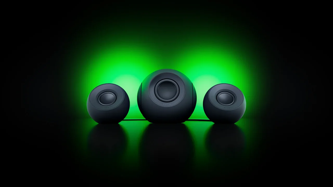 Razer Makoの2.1ch構成を示す、サブウーファーとスピーカーの製品画像
