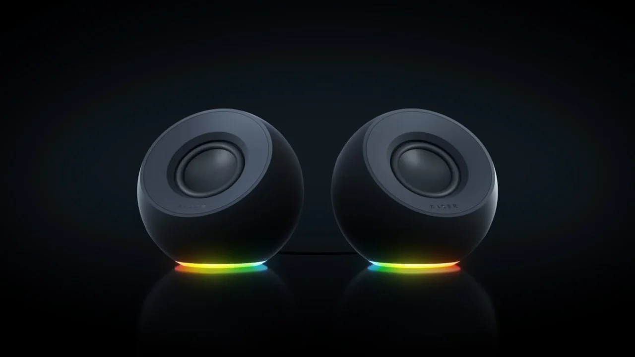 Razer Mako Xの2基のスピーカー。黒い球体形状で、底面にRGBアンダーグローが点灯している。
