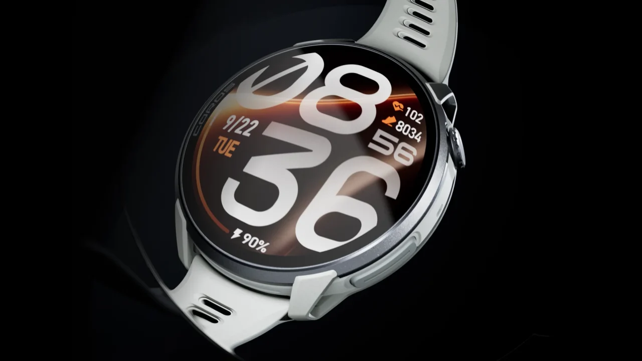 COROS PACE 4 Proのディスプレイ部分のクローズアップ。時刻や心拍数などが表示されている。