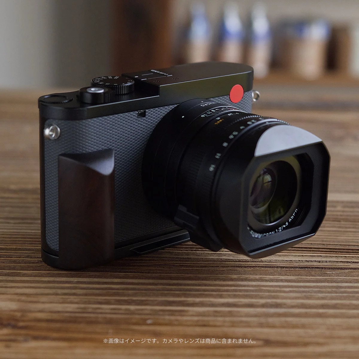Leica Q3に装着したYUWOOD ウッドグリップ一体型ベースプレート