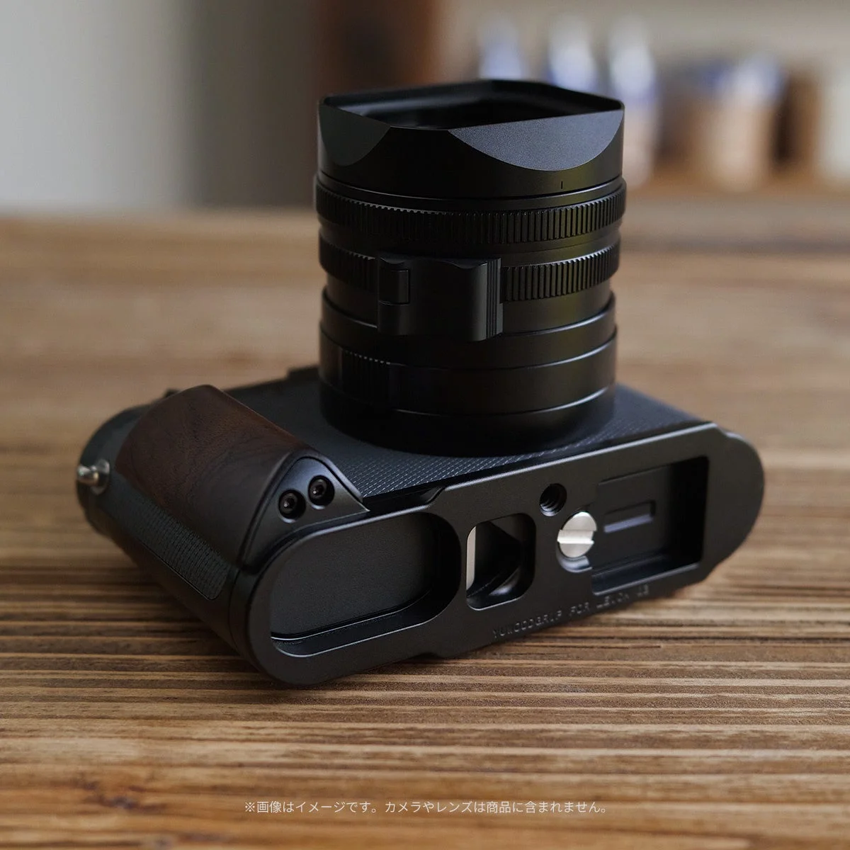 YUWOOD ウッドグリップ一体型ベースプレート装着のLeica Q3。底面からバッテリー室とSDカードスロットが確認できる。