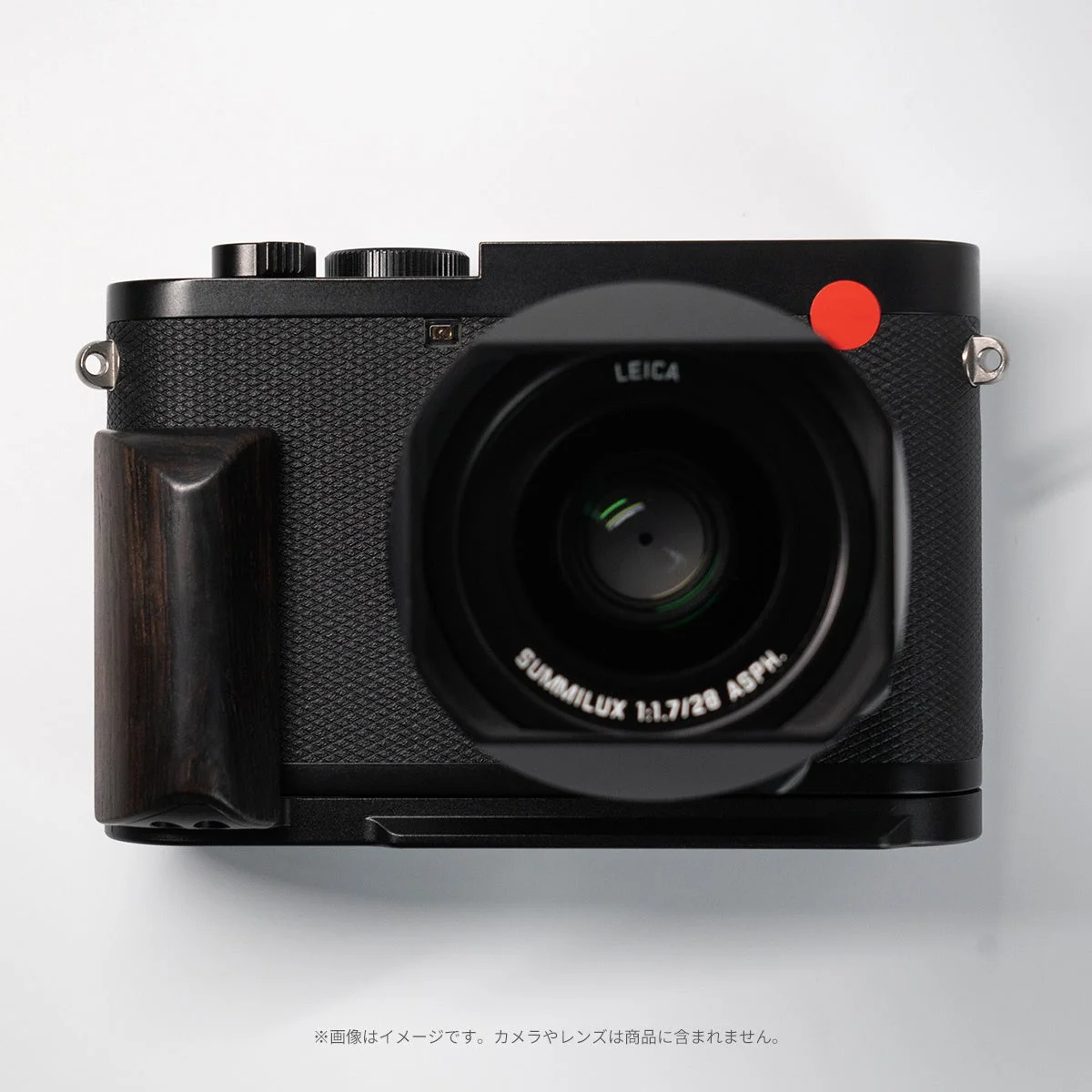 Leica Q3に装着したYUWOOD ウッドグリップ一体型ベースプレート